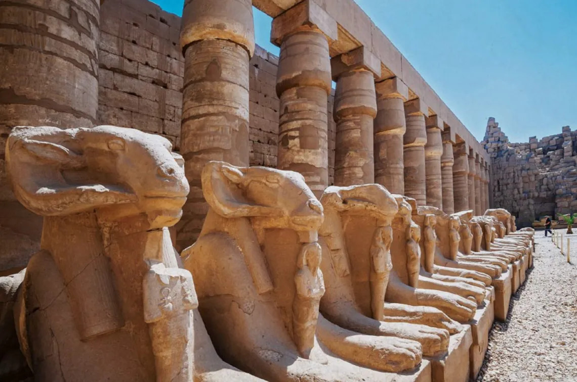 Famosa Avenida de las Esfinges en el Templo de Karnak, en Luxor, probablemente uno de los atractivos más importantes de este extraordinario emplazamiento.