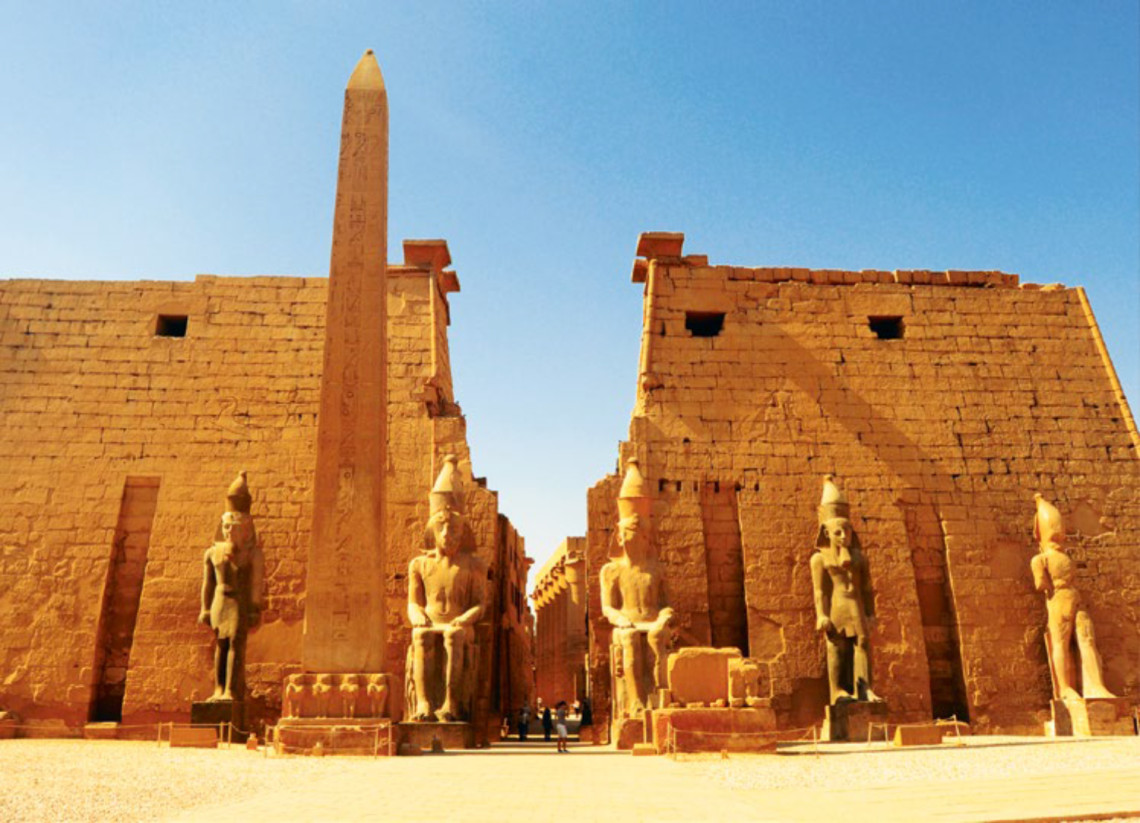 Fachada con obelisco y las estatuas de los faraones. Los obeliscos se solían colocar a pares y simbolizaban los rayos solares petrificados.