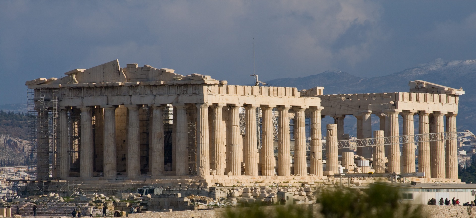 Una vista desde la colina Filopappos del Partenón de Atenas (447-432 a. C.), construido para albergar la estatua gigante de la diosa Atenea , patrona de la ciudad .
