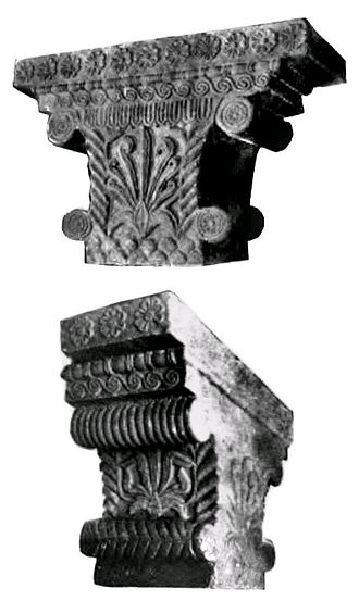 El capitel de Pataliputra, con elementos ornamentales que muestran influencias tanto de la arquitectura aqueménida como del griego (siglos IV-III a. C.).